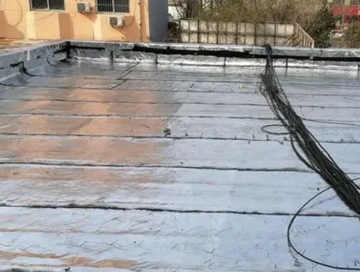 呼和浩特市卫生间漏水维修公司分享下呼和浩特市屋面楼顶防水刚性防水层施工要点。
